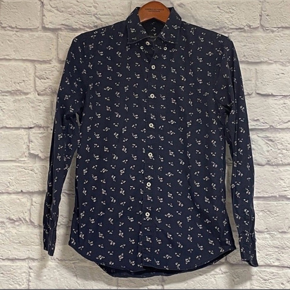 🦅 AE Navy Floral Button Down Shirt
